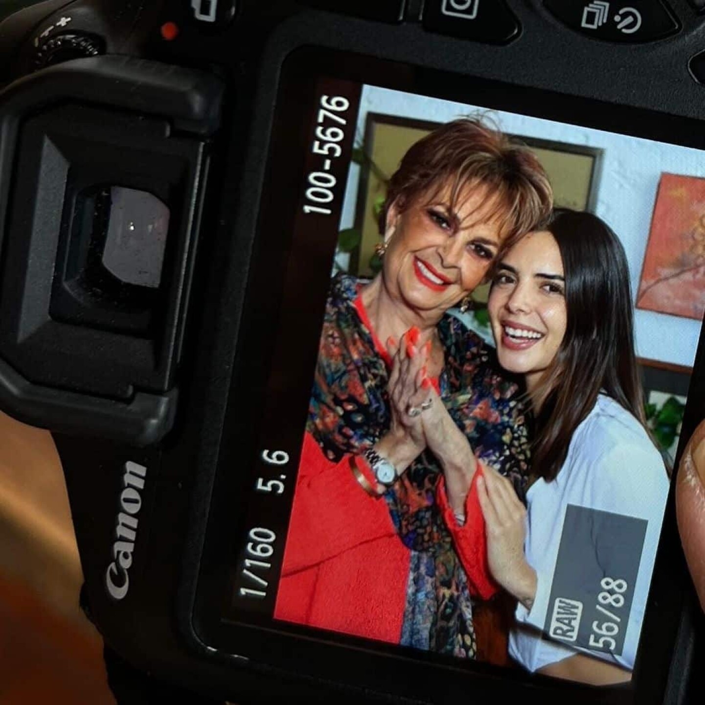 Talina Fernández y su nieta María posando para redes