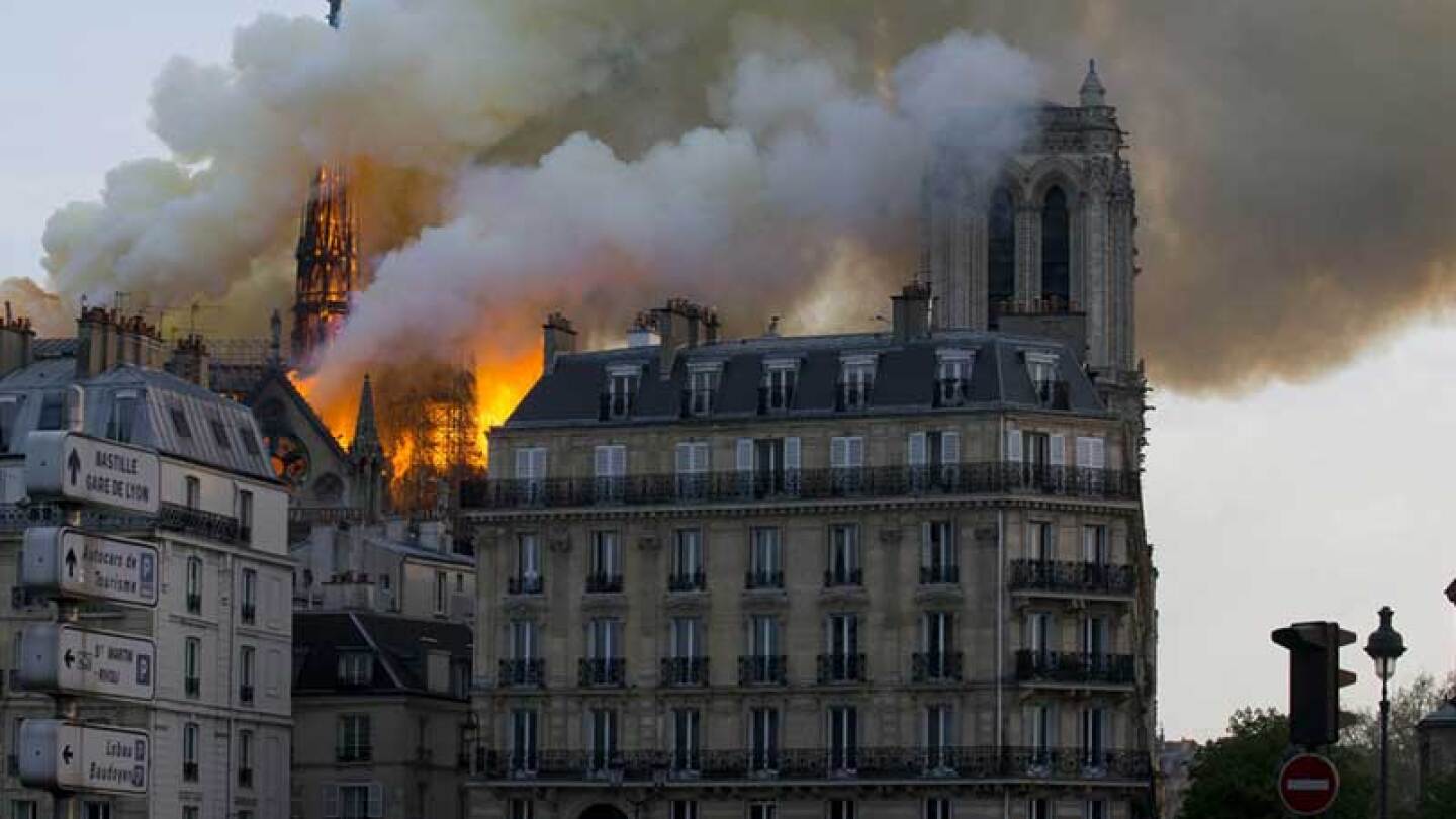 Bomberos trabajan esta noche para sofocar el fuego en Notre Dame.