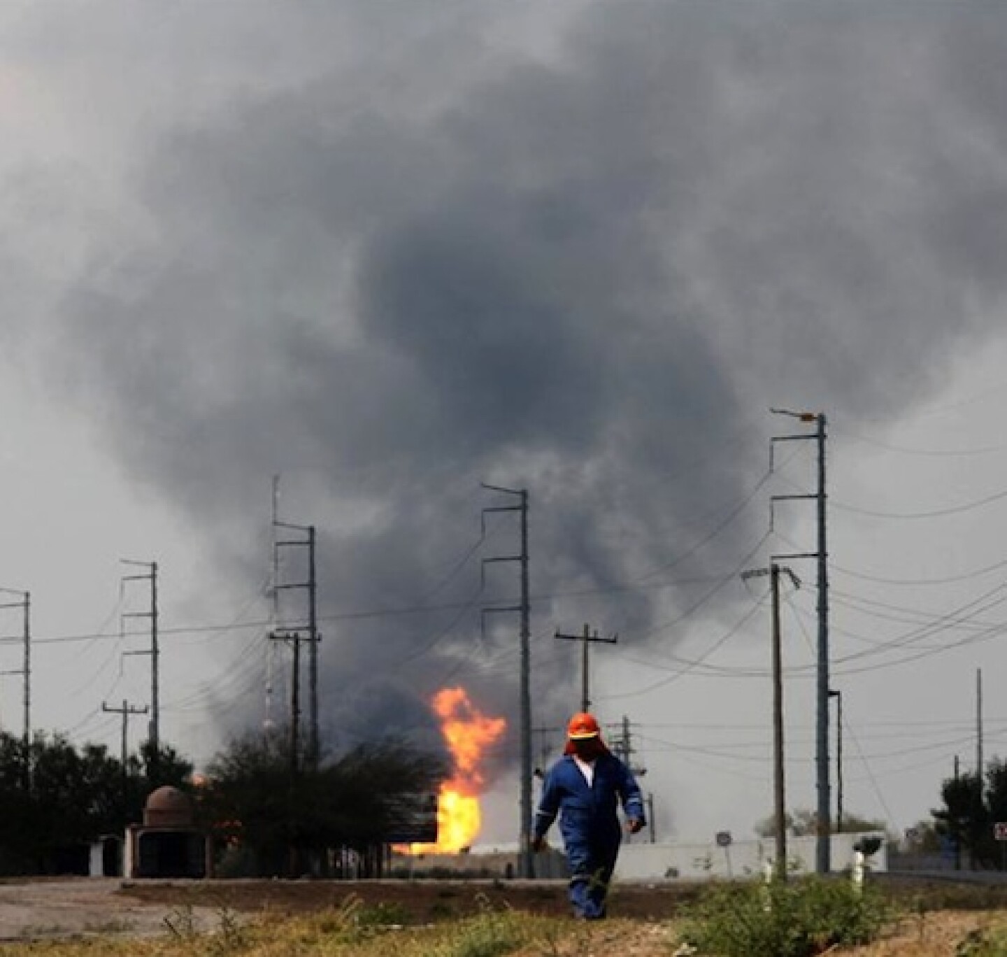 Familiares de los fallecidos tras explosión de refinería de Pemex, piden se esclarezcan las causas.