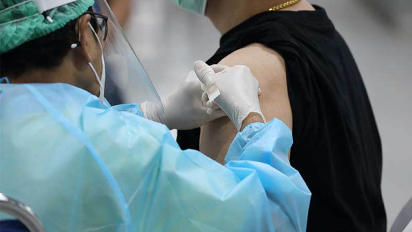 Adultos mayores recibirán nueva dosis