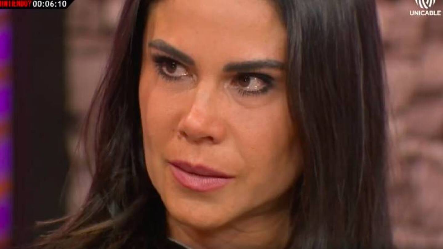 Paola Rojas llora durante programa