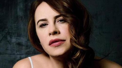 Karla Sofía Gascón aparece en bikini