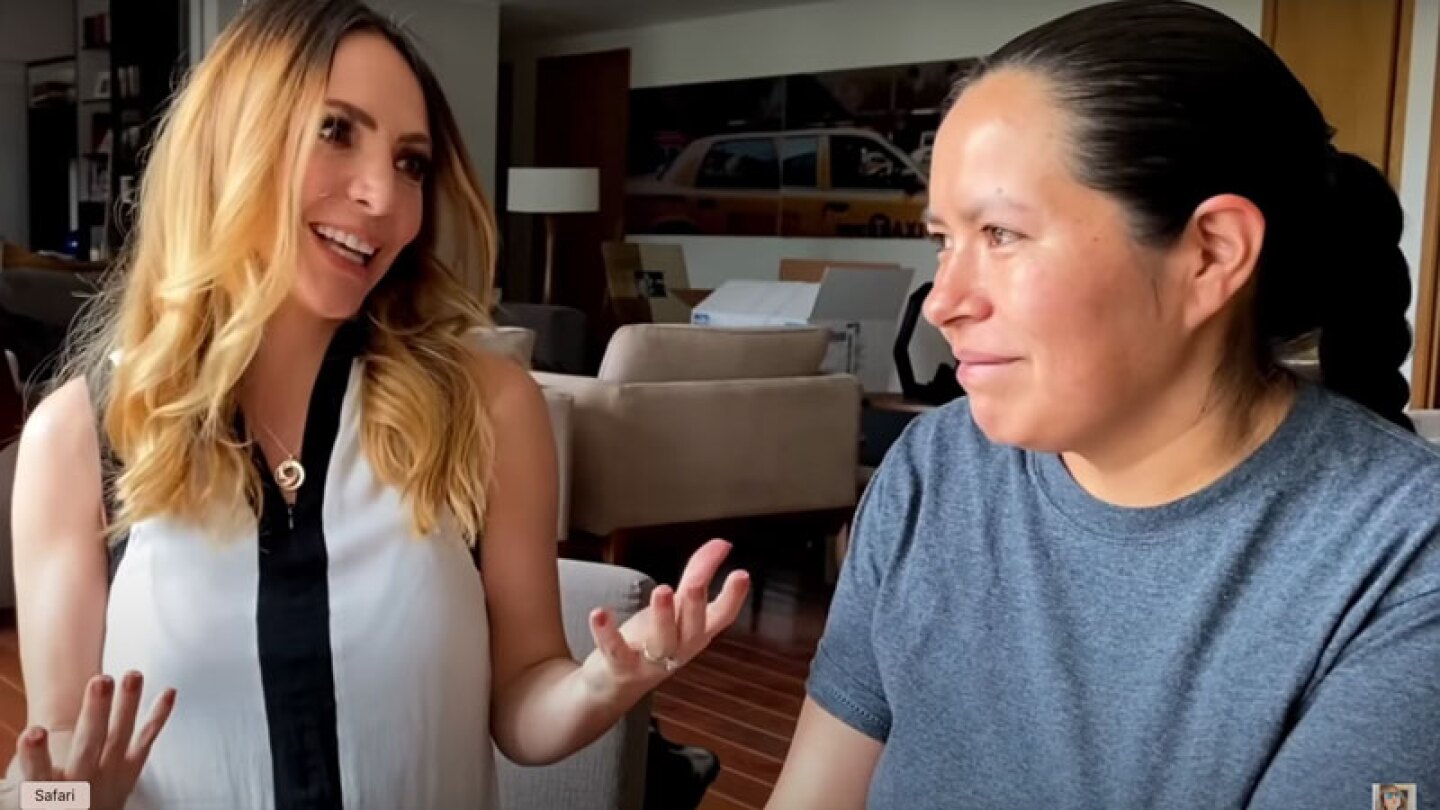 Erika Zaba le hace un cambio de look radical a su empleada doméstica