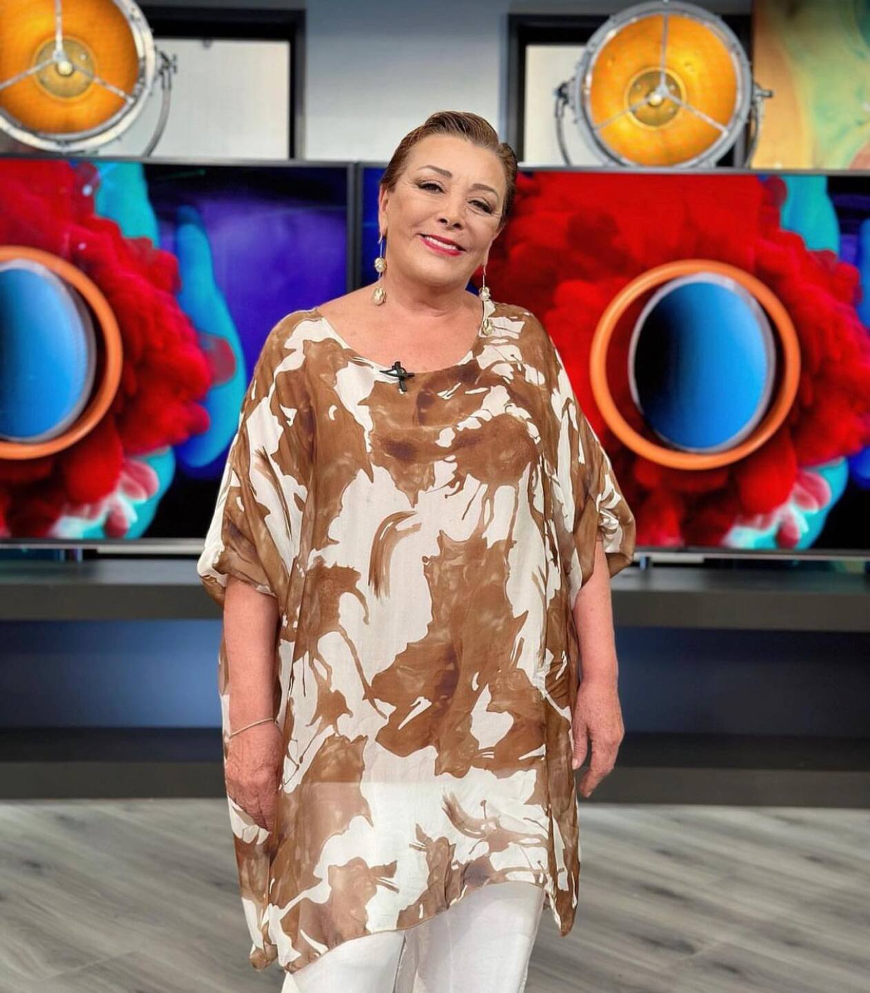 Sylvia Pasquel sonriendo para redes sociales