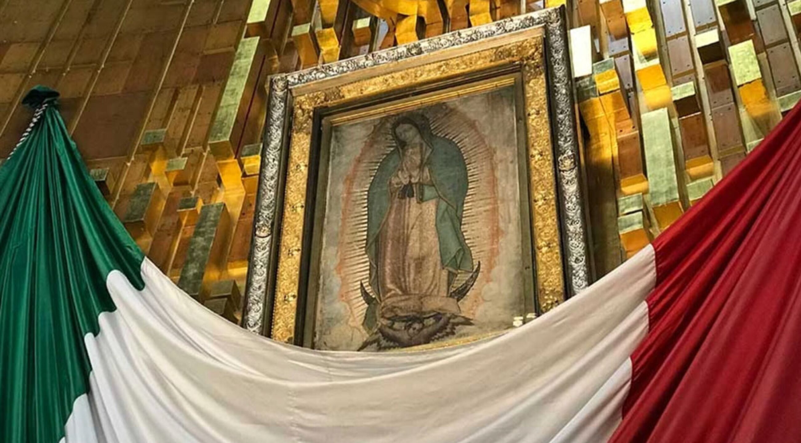 Virgen de Guadalupe con bandera mexicana