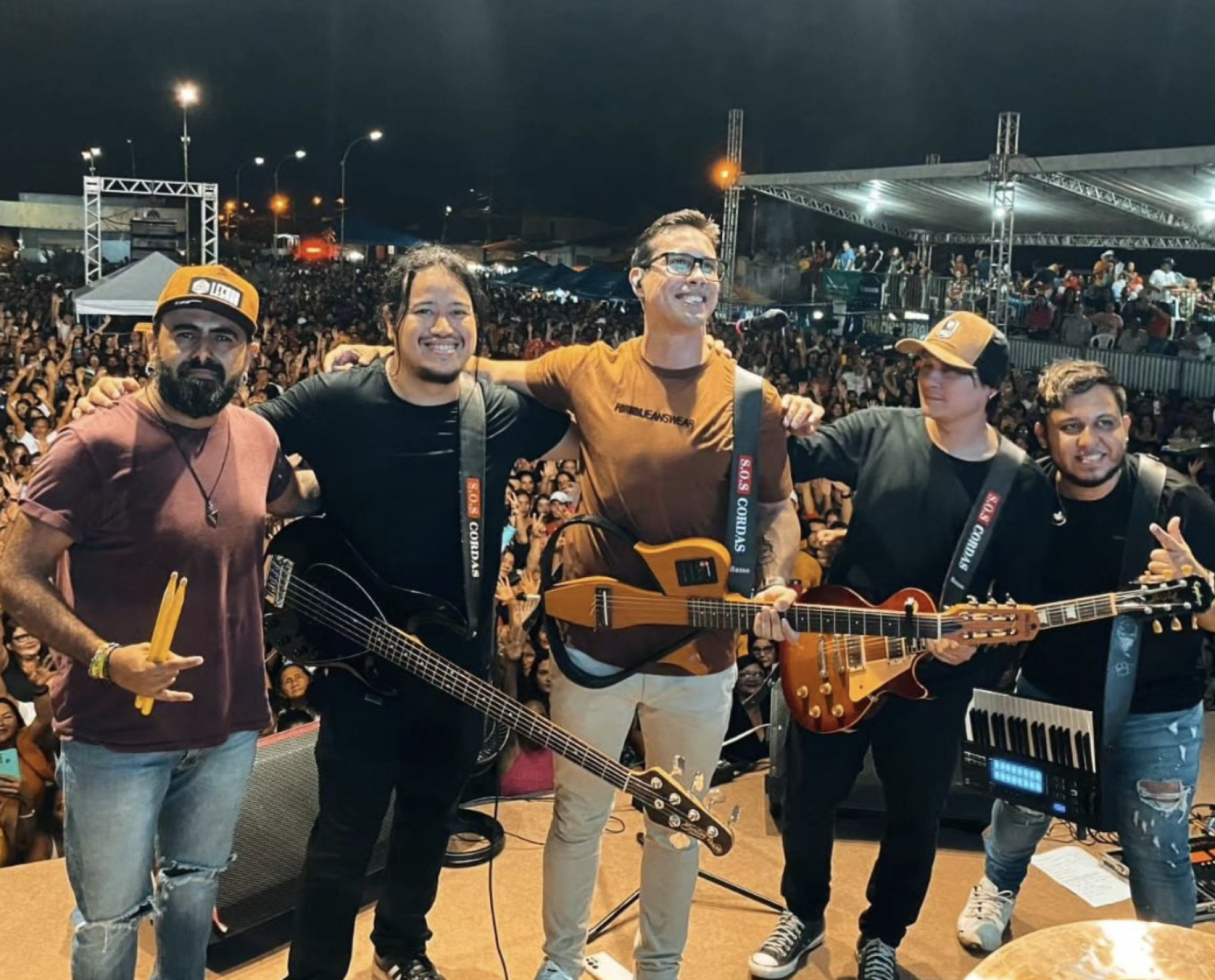 Ayres Sasaki cantante brasileño muere en trágico accidente en escenario