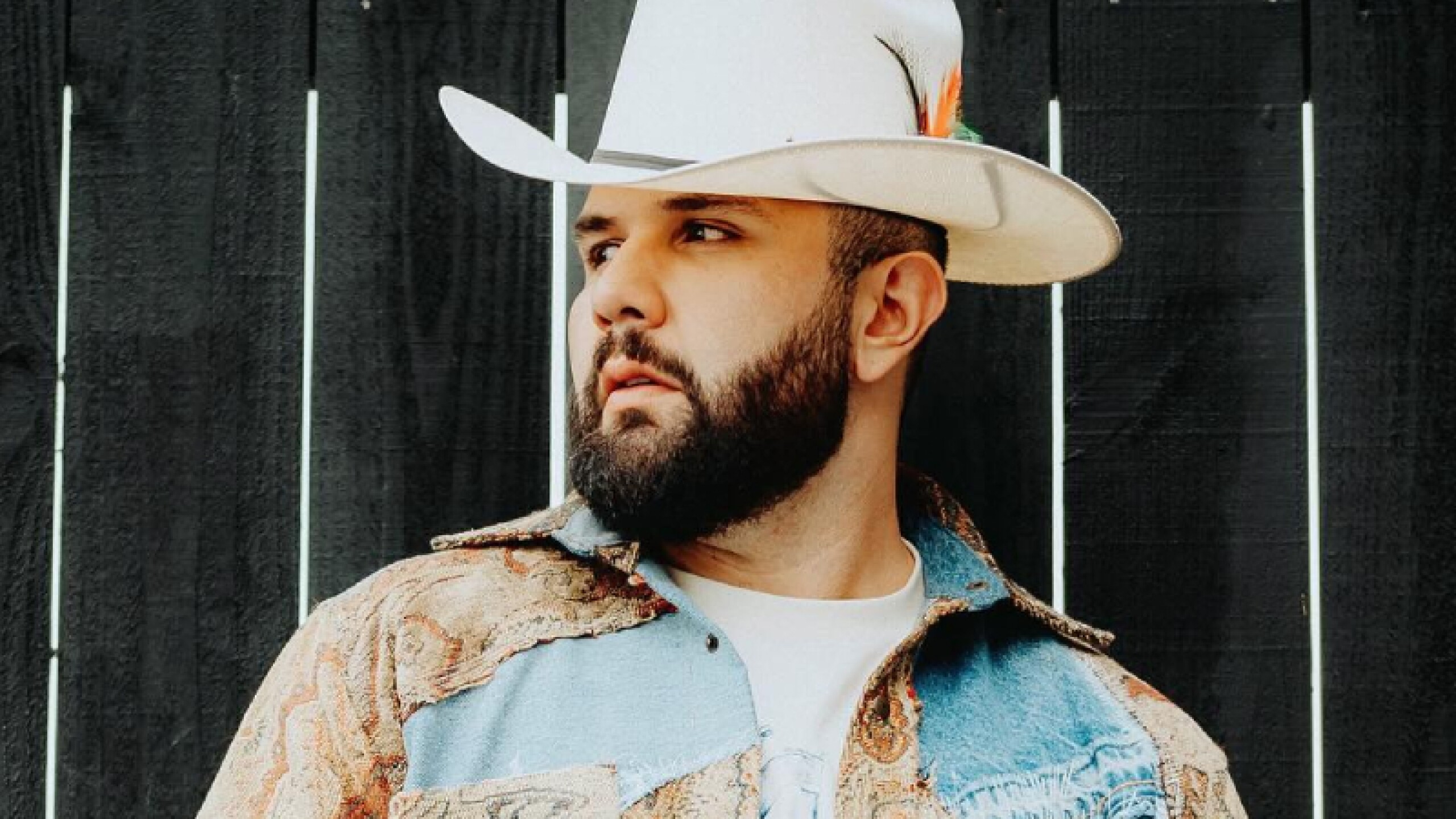 Carín León podría ser multado