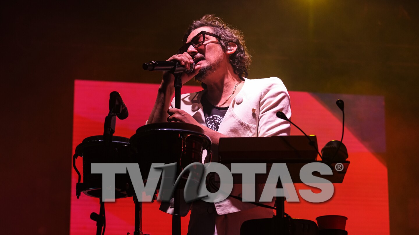León Larregui es ovacionado en el Auditorio Nacional