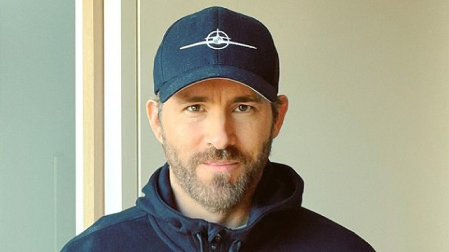 Ryan Reynolds bromea con haberse contagiado de la 5G