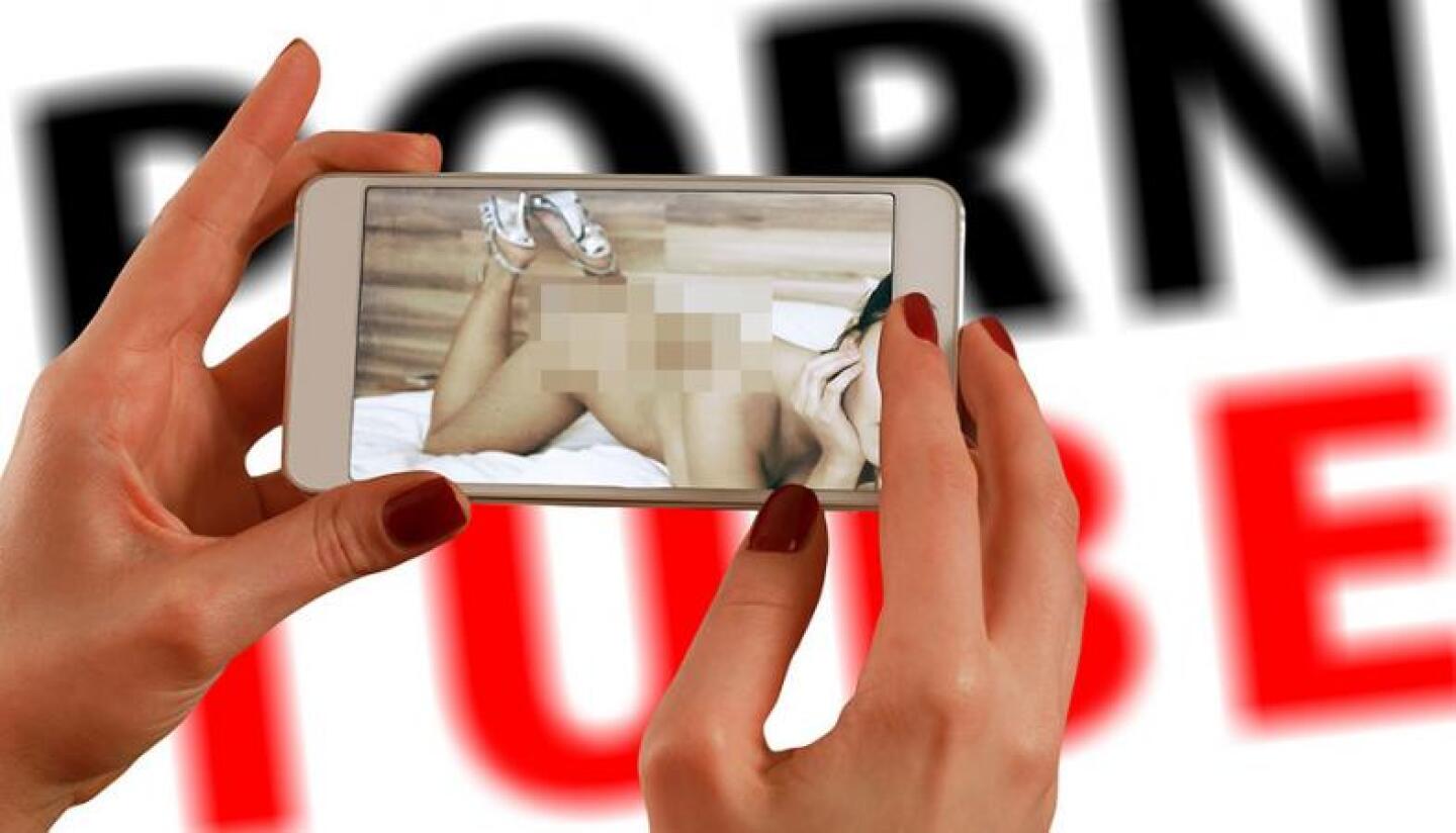 Ver pornografía puede afectar tu celular 