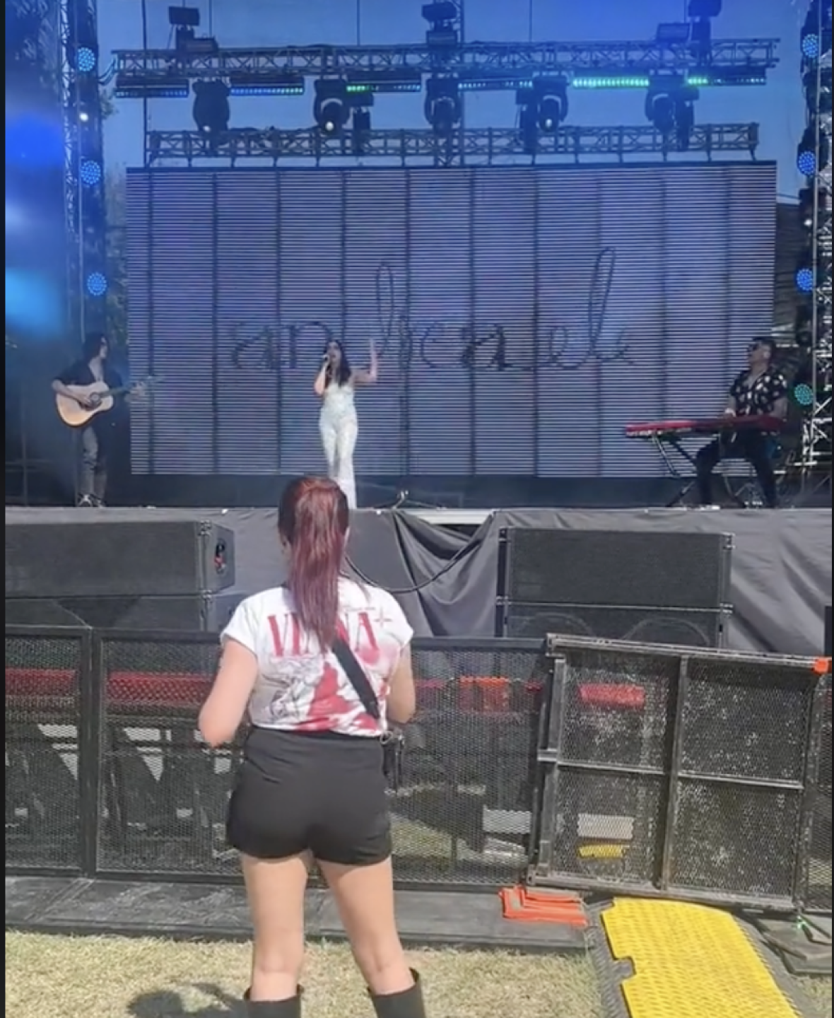 Andrea Ele exparticipante de La voz México se presente en Pa'l Norte y nadie asiste a veral