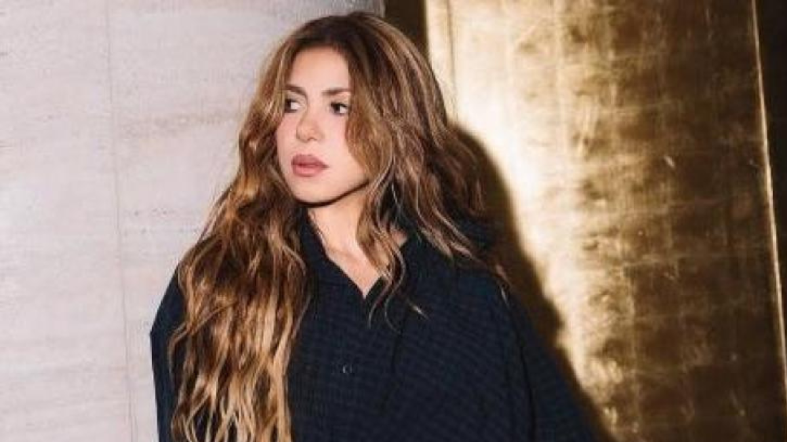 Shakira sufrió una aparatosa caída durante su concierto en El Salvador.