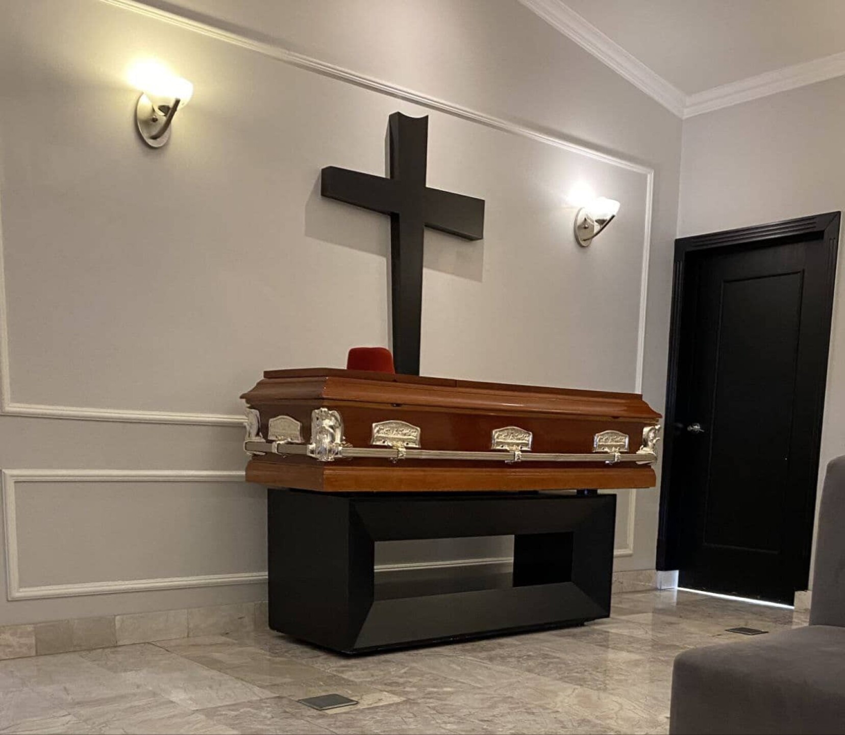 Fue velado en la Funeraria J. García López de Tlalpan al sur de la CDMX donde familiares y amigos acudieron a despedirse del gran maestro.