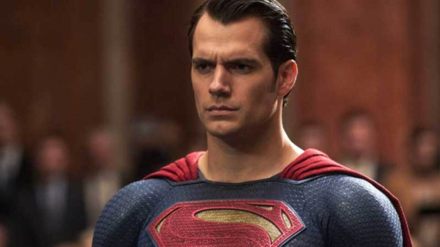 Henry Cavill confirma su regreso como Superman y presume traje