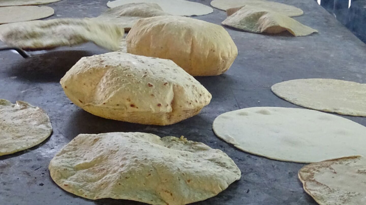 Mujer encuentra chip incrustado en su tortilla 