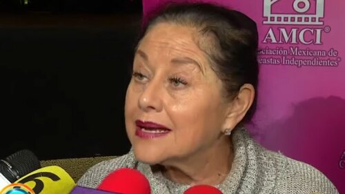 Mientras ella pide a la gente que no canten canciones machistas, él la llama ¡’estúpida’!