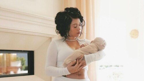 Kali Chis con su bebé