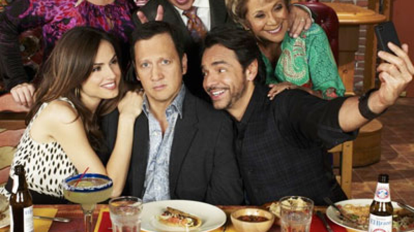 Eugenio Derbez se 'dobla' a sí mismo en la serie 'Rob'