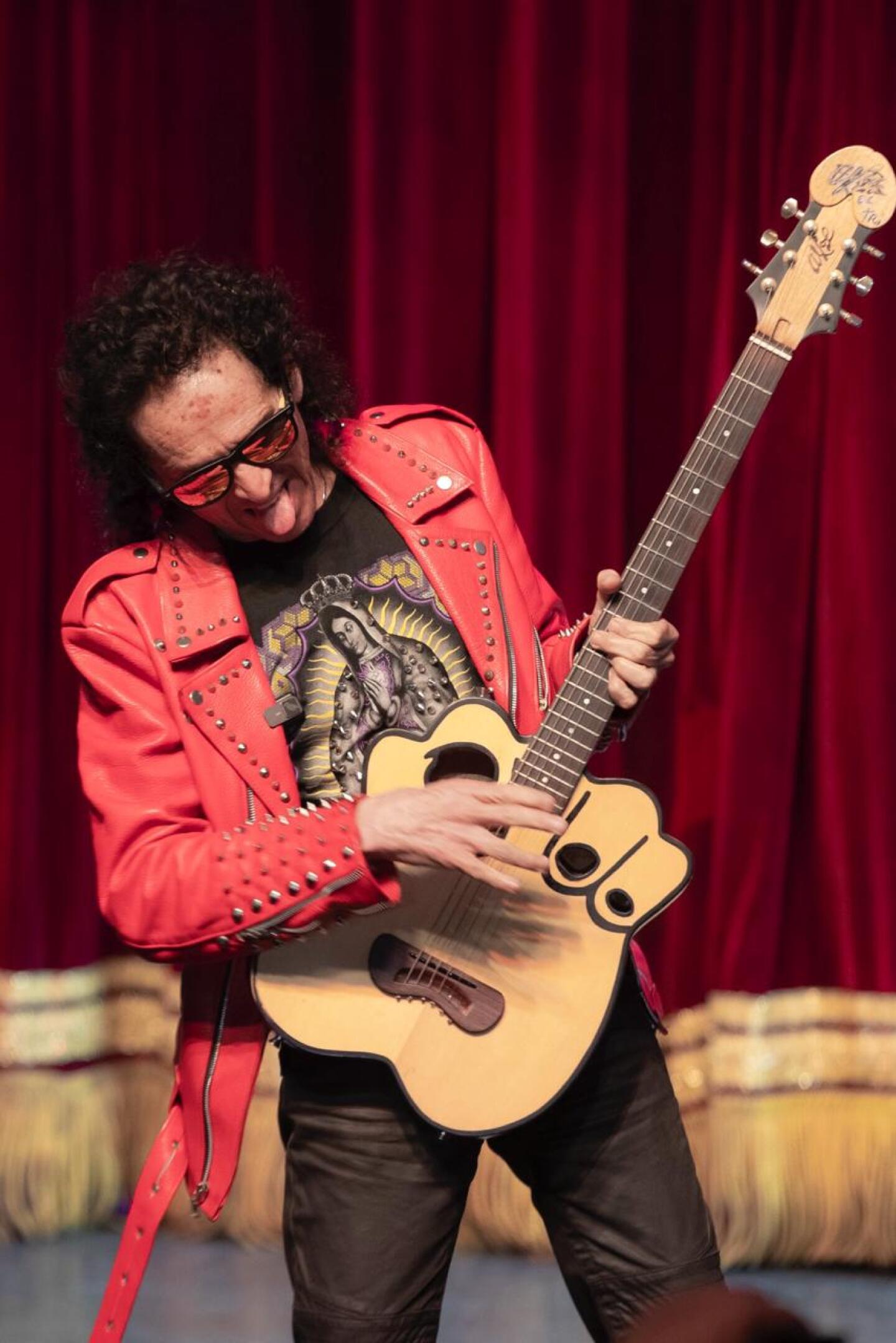 Alex Lora toca la guitarra