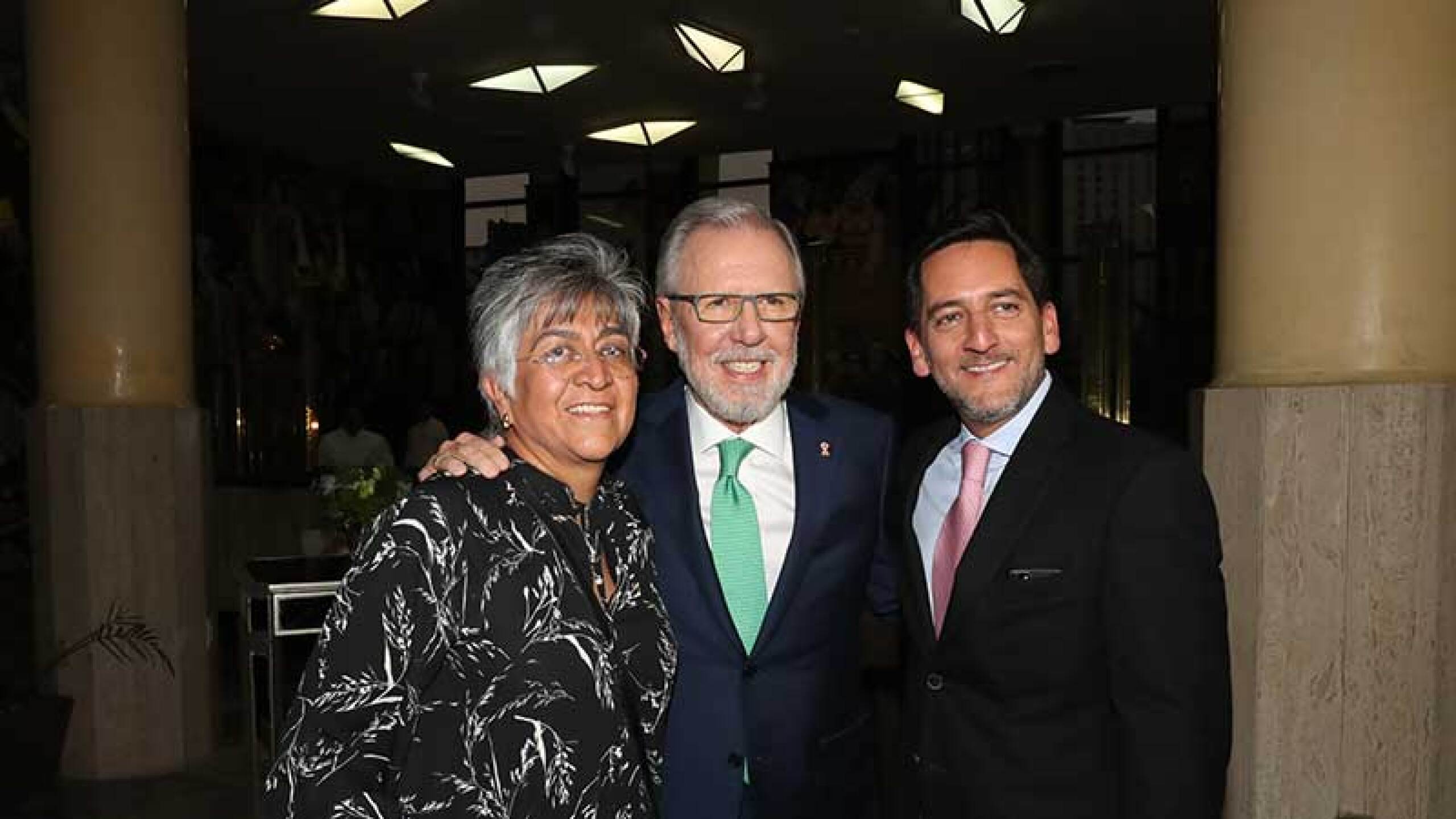 Antes de la ceremonia, Joaquín López Dóriga posó con su inseparable productora Lolita y el director de la Lotería Nacional, Eugenio Garza Riva Palacio