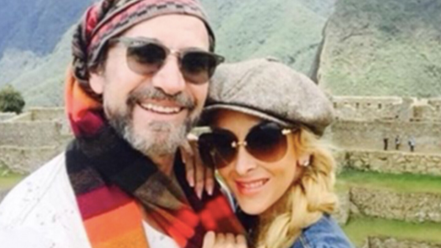 Marco Antonio Solís celebra 28 años de casado.