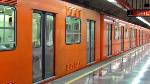 Le cobran 81 pesos con descuento de estudiante por quedarse dormido en el Metro