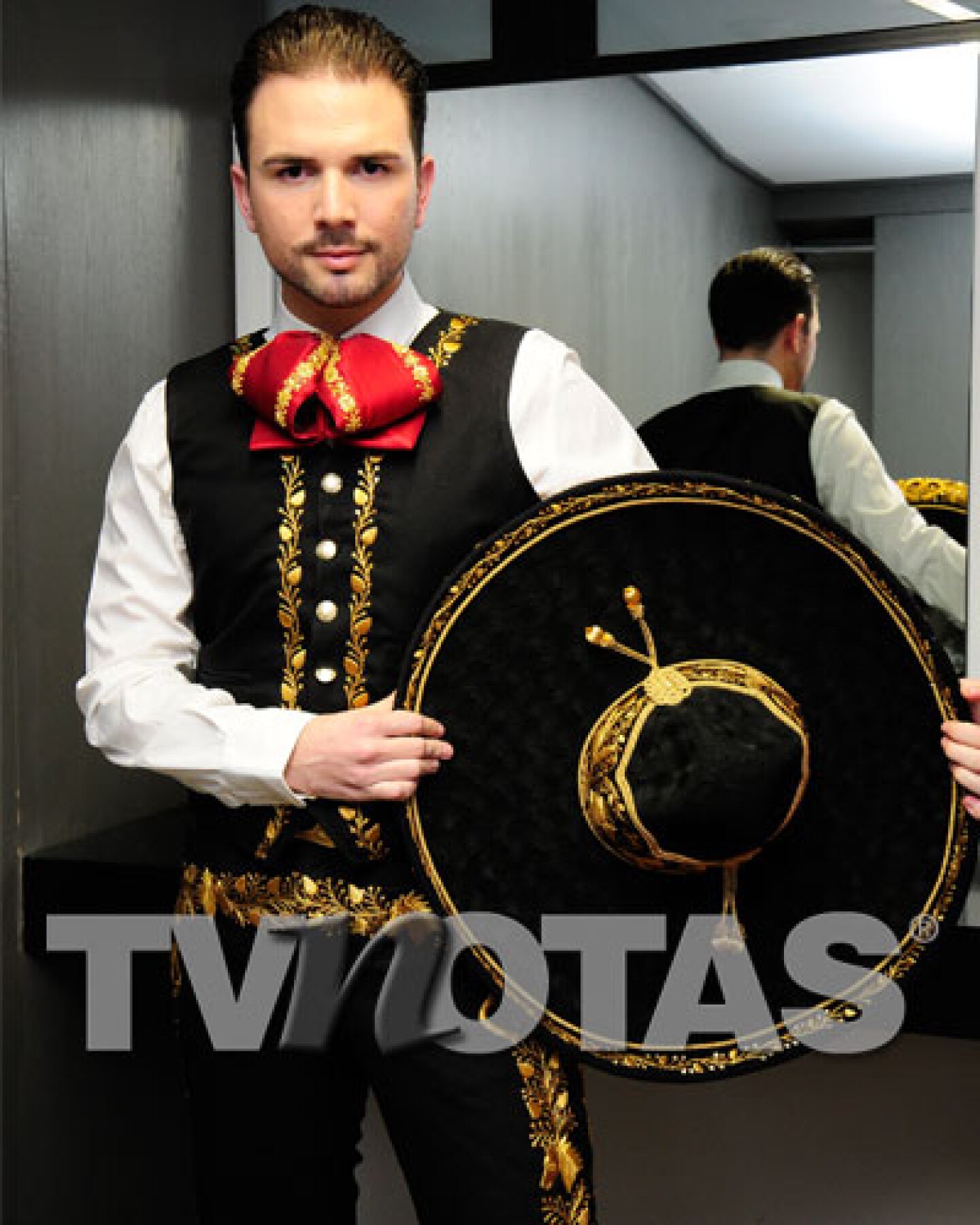 Jas Devael reconoció que Juan Gabriel lo asesoró con su vestuario.