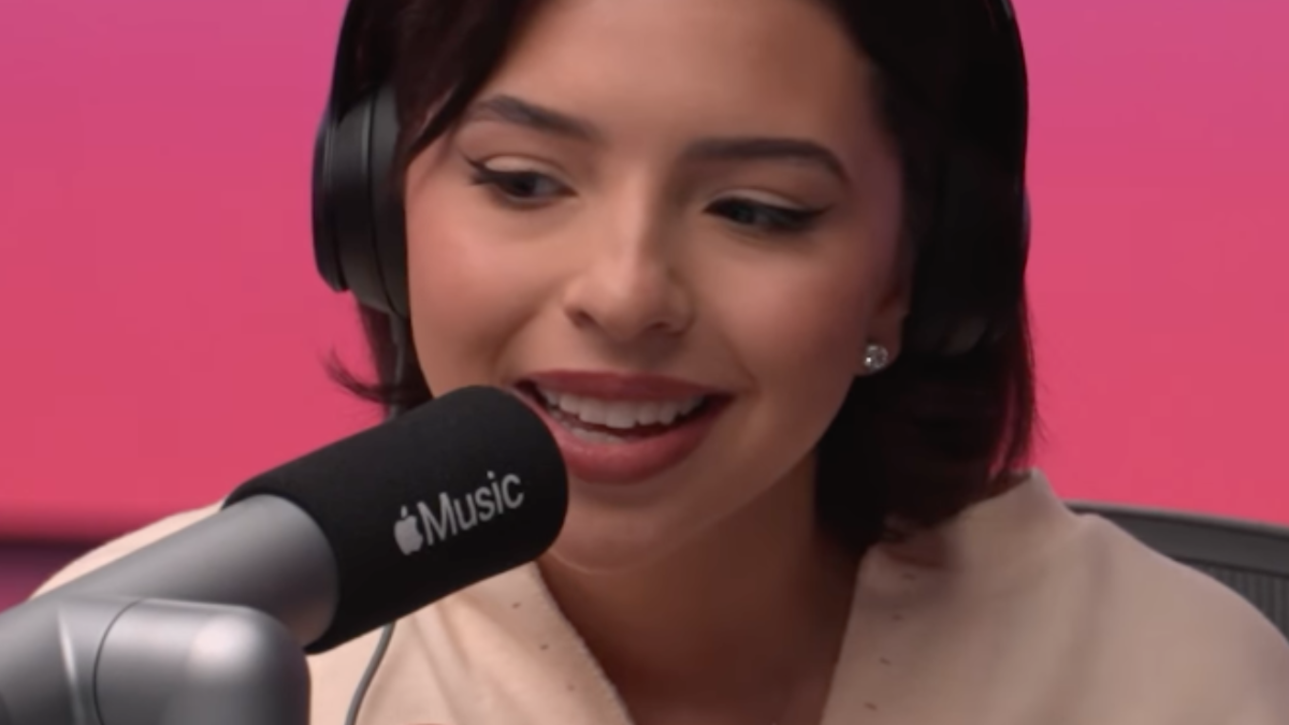 Ángela Aguilar se quiebra tras entrevista de Nodal: