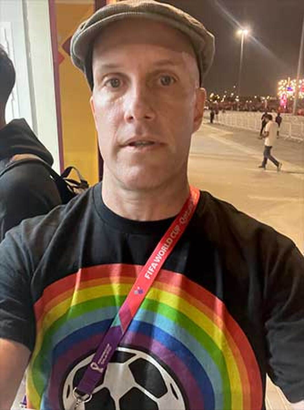 Grant Wahl llamó la atención en Qatar por usar una playera con la bandera LGBT