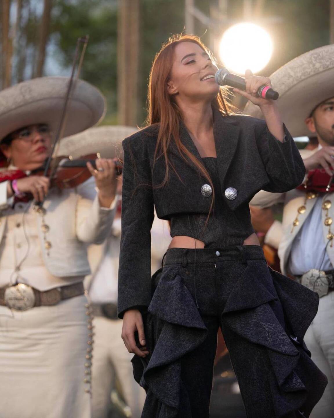 Majo Aguilar cantando acompañada con mariachi en 2023
