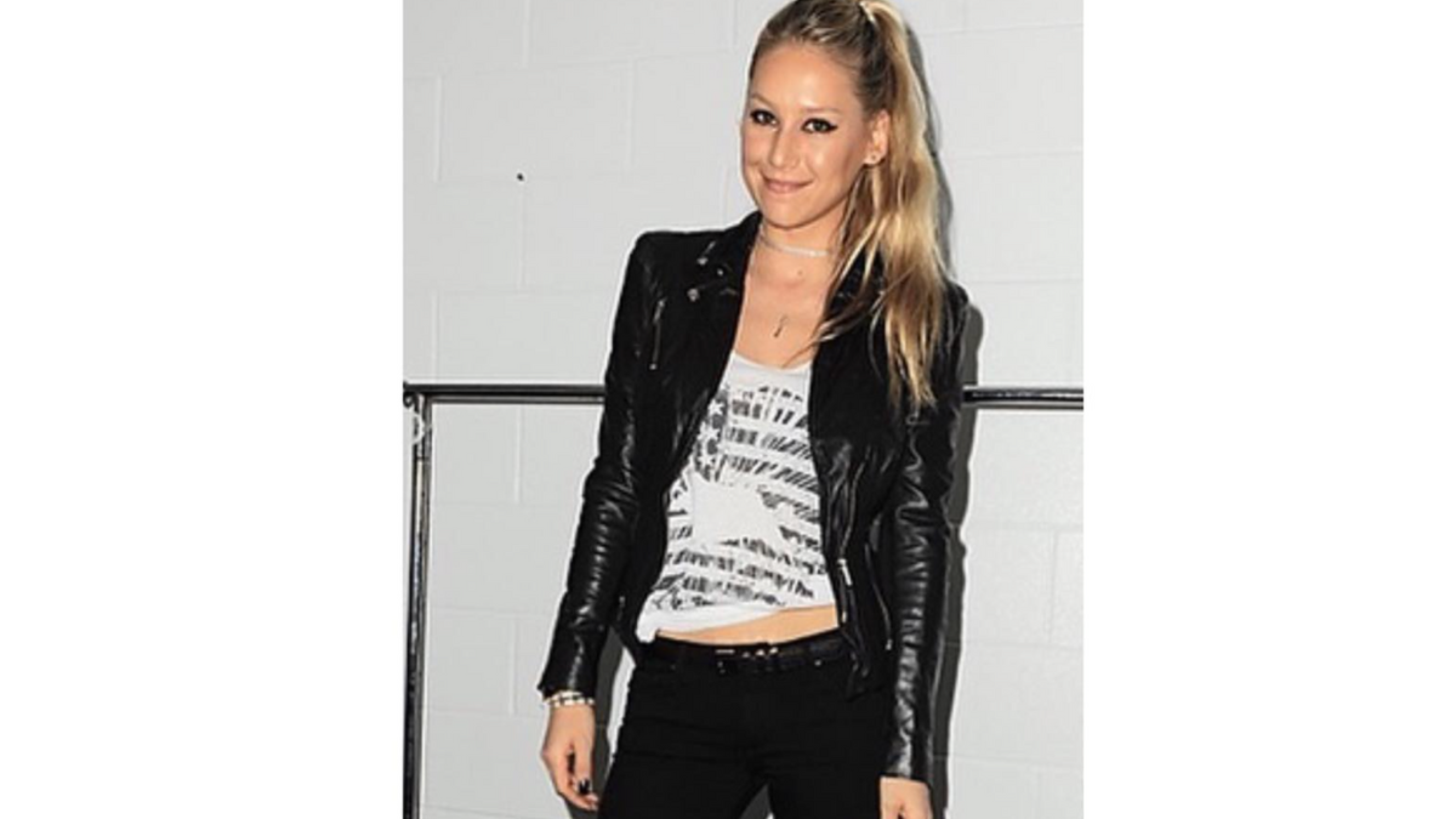 Extenista, pareja de Enrique Iglesias, enciende las alarmas tras aparecer en silla de ruedas ¿Qué le pasó?