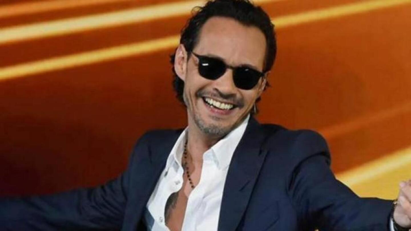 Marc Anthony es captado en México con guapa modelo