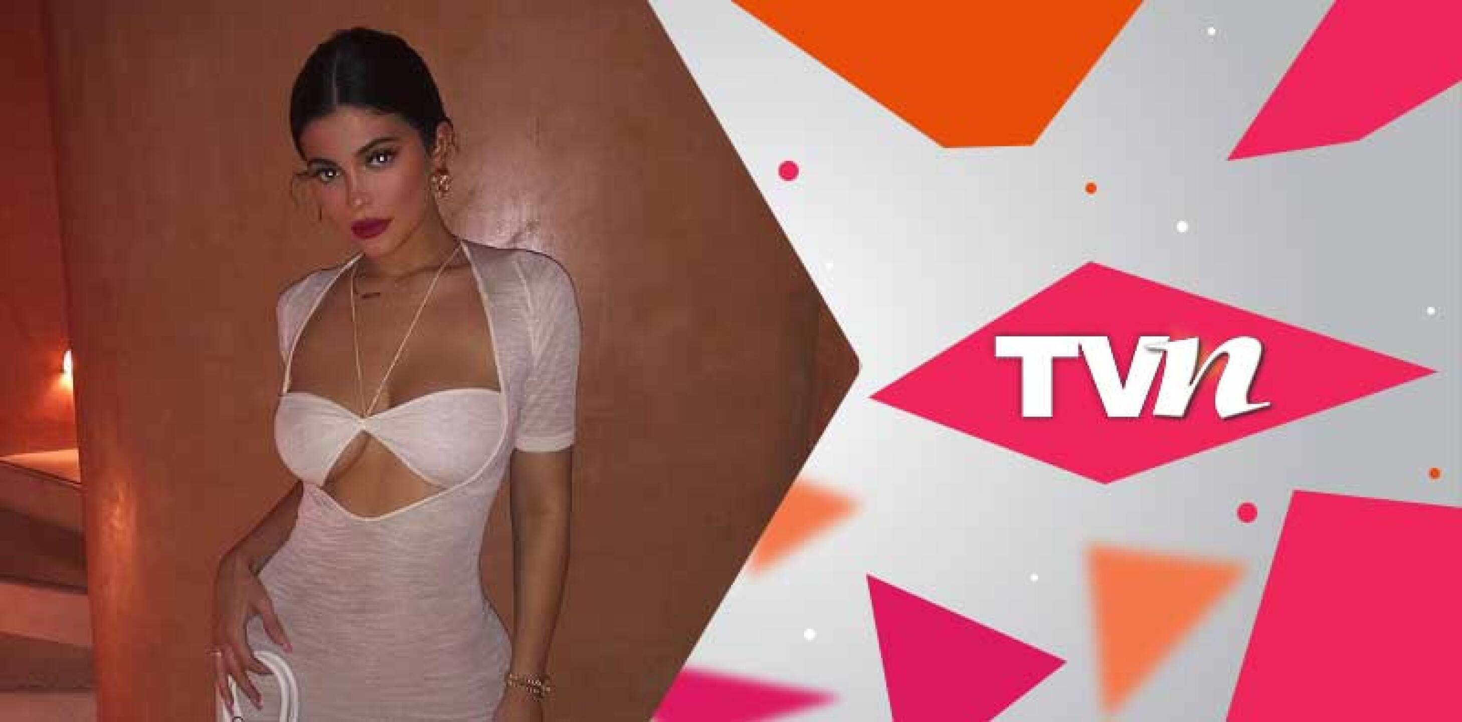 Kylie Jenner posa en vestido transparente y descaradamente deja ver su tanga.