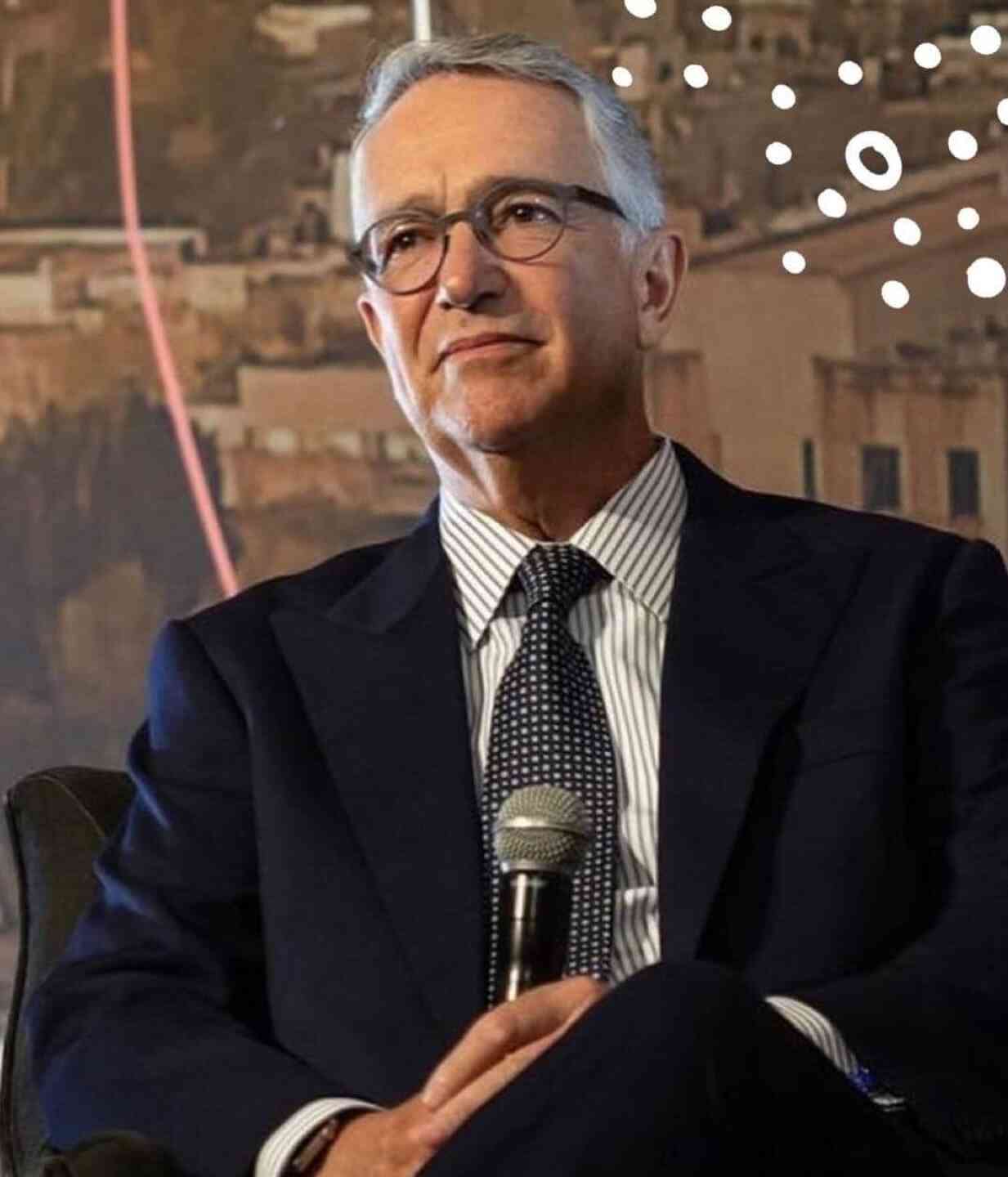 Los negocios de Ricardo Salinas tienen su origen en una fábrica de muebles fundada por su bisabuelo, Benjamín Salinas Westrup a principios del siglo pasado.