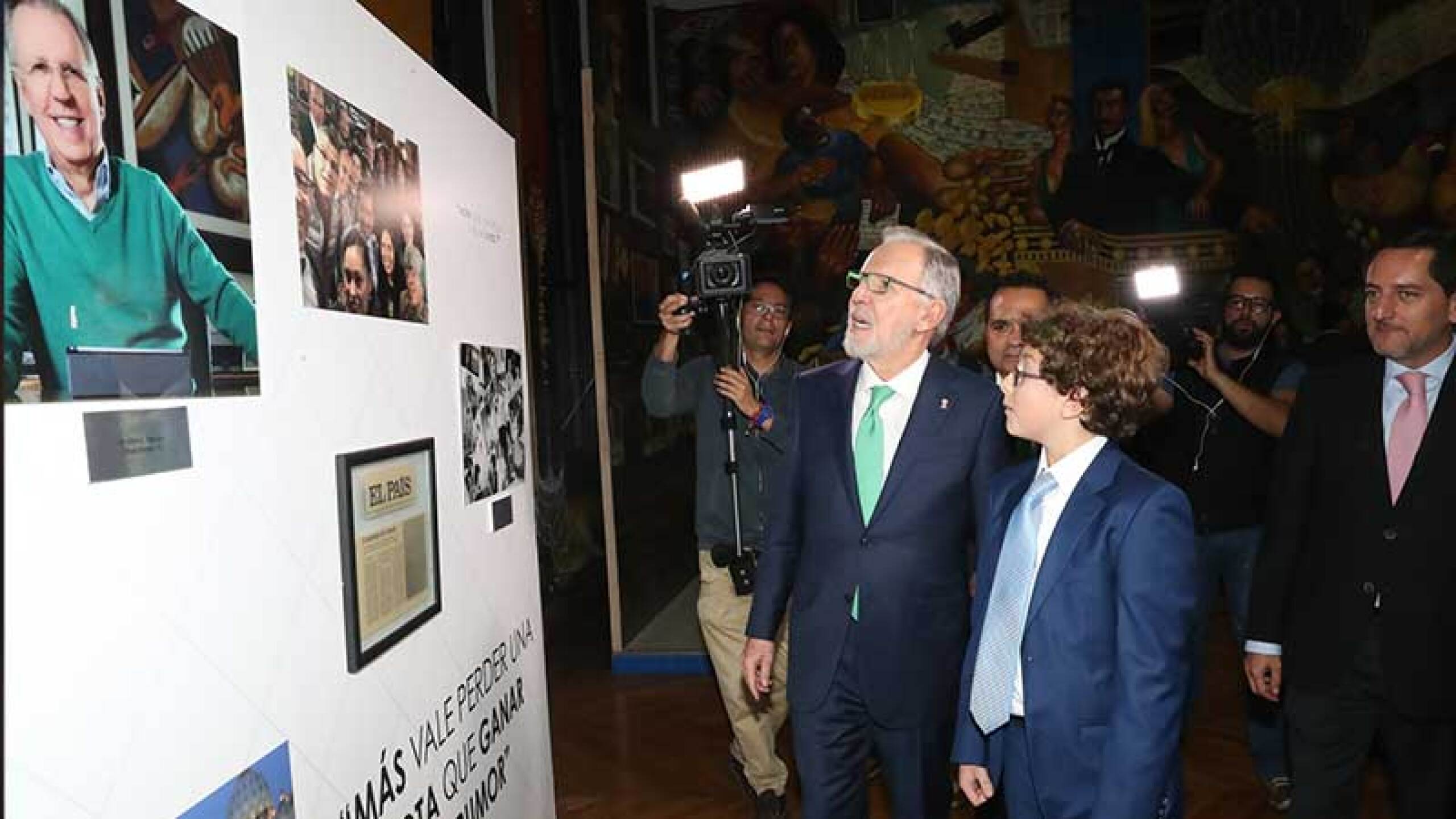 En la exposición de la Lotería Nacional, se incluyen muchas fotografías de los inicios periodísticos de “El Teacher”