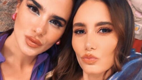 Gala Montes y Bárbara Islas beso