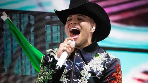 Eduin Caz acude al concierto con Karoll G