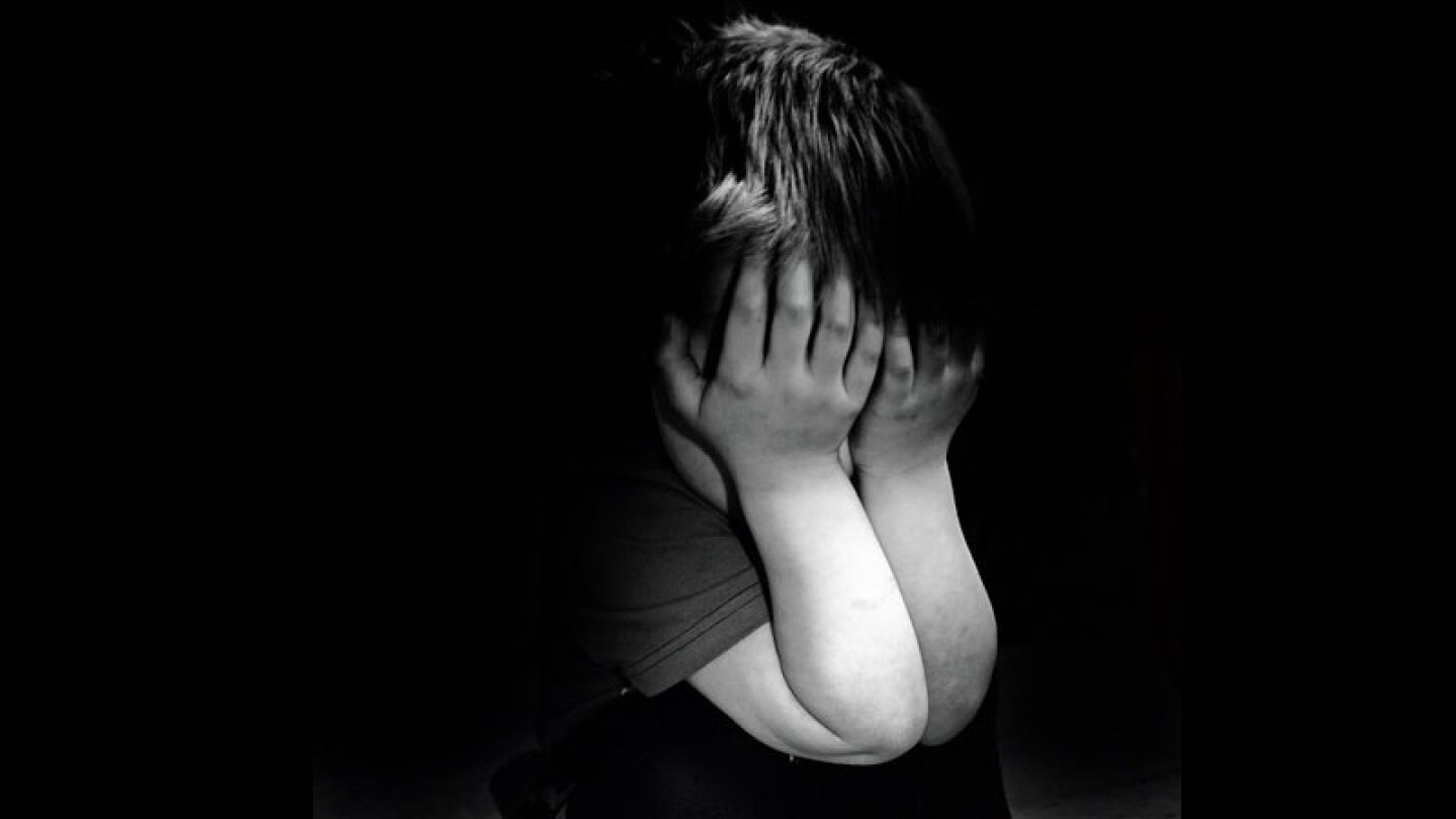 Le pone una golpiza a su hija de 4 años porque la delató que hablaba con el amante