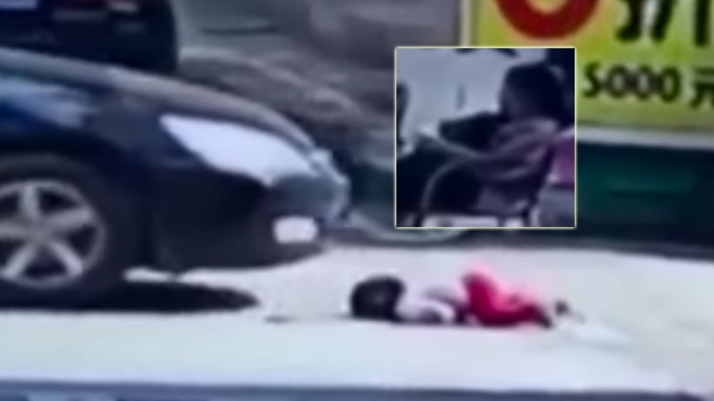 Perturbador accidente a niña en China mientras la mamá dormía.