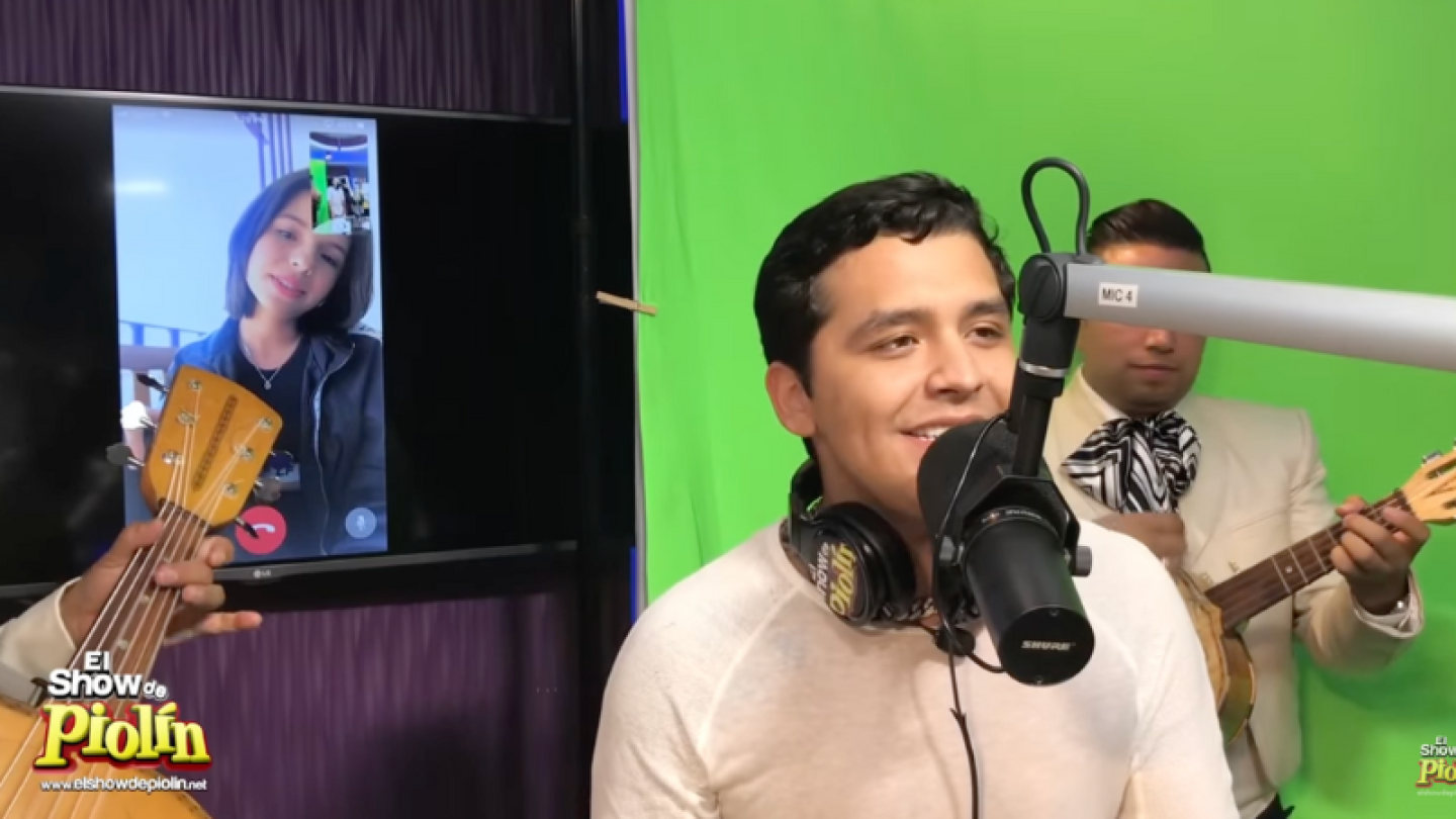Christian Nodal le canta serenata a Ángela Aguilar