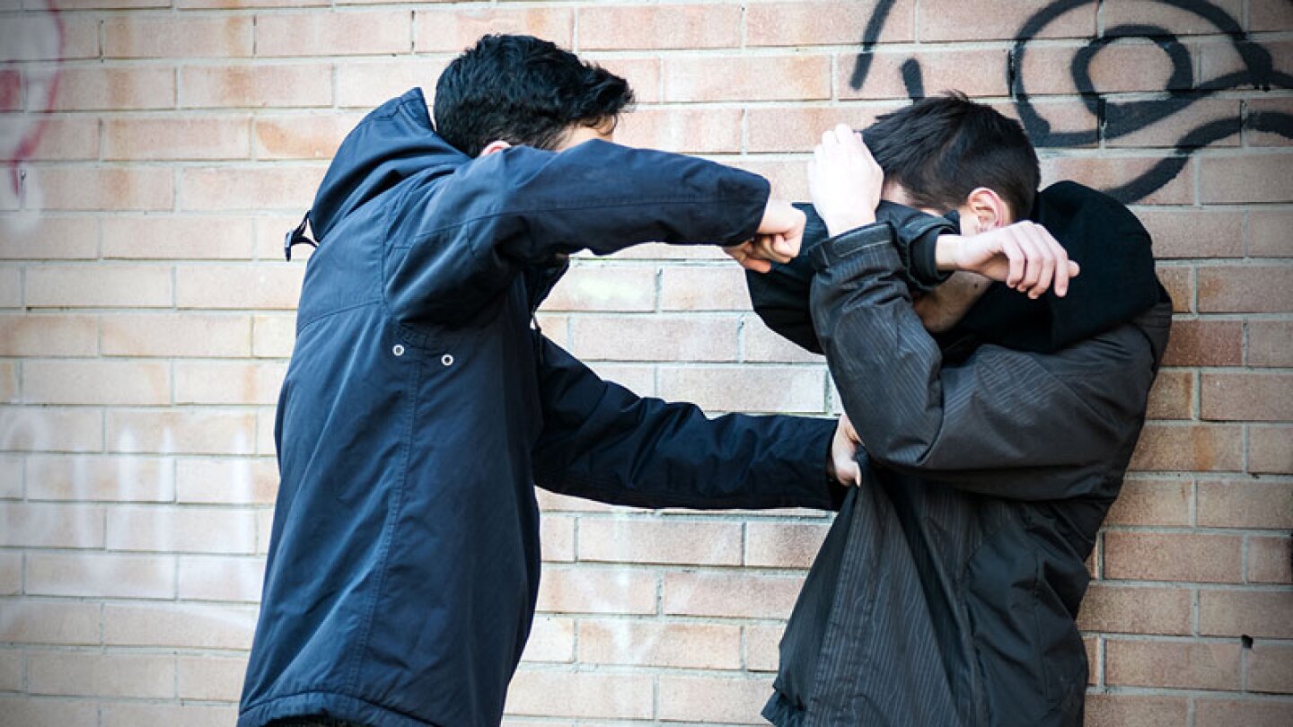 Exhiben a alumnos haciendo bullying a otro.