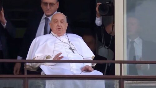 Papa Francisco reaparece luego de estar hospitalizado