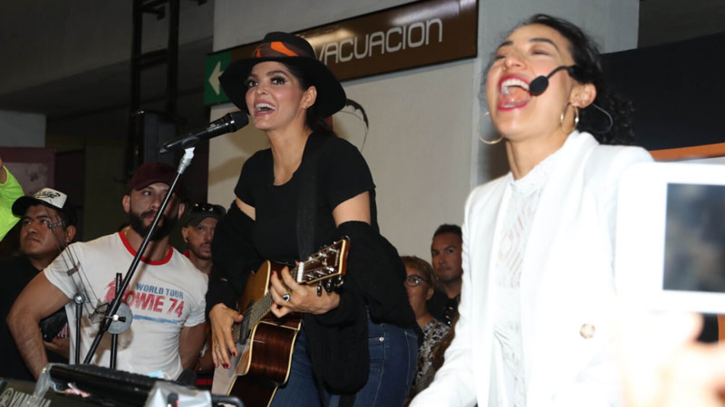 La intérprete demostró su humildad y agradecimiento con la vida al presentarse con la cantante Flor Amargo en este transporte público.