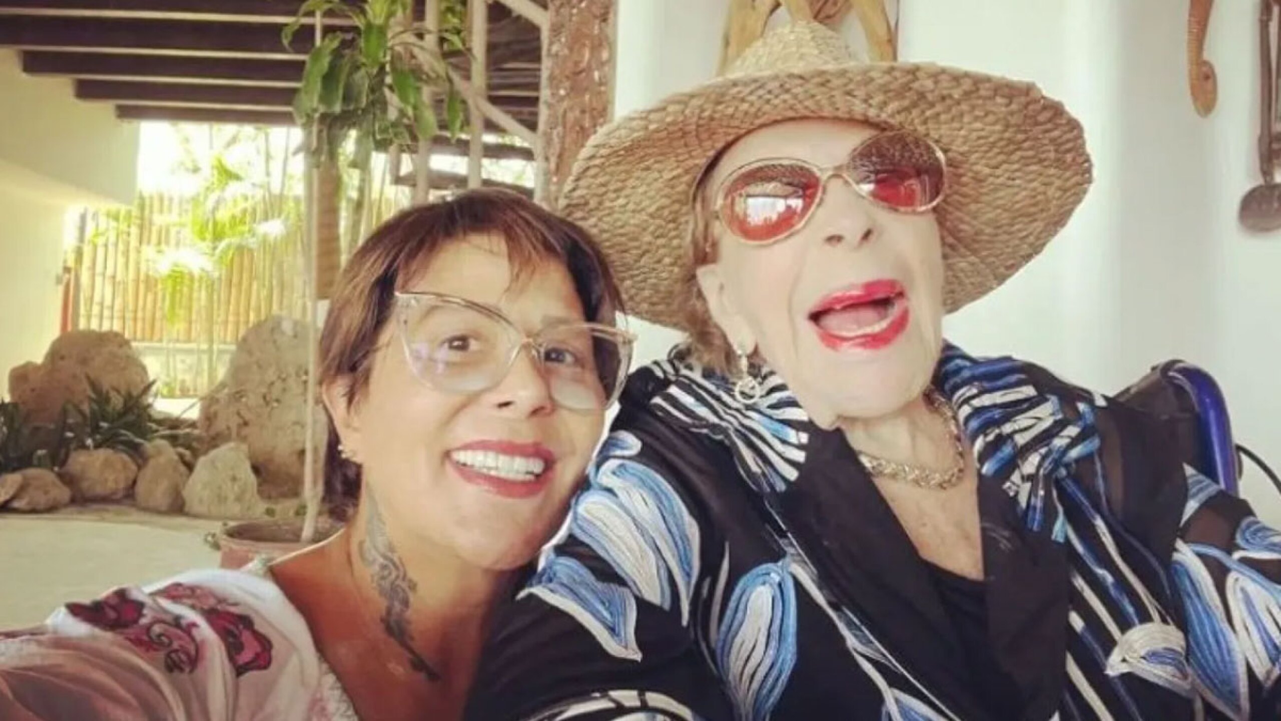 Silvia Pinal y Alejandra Guzmán sonríen
