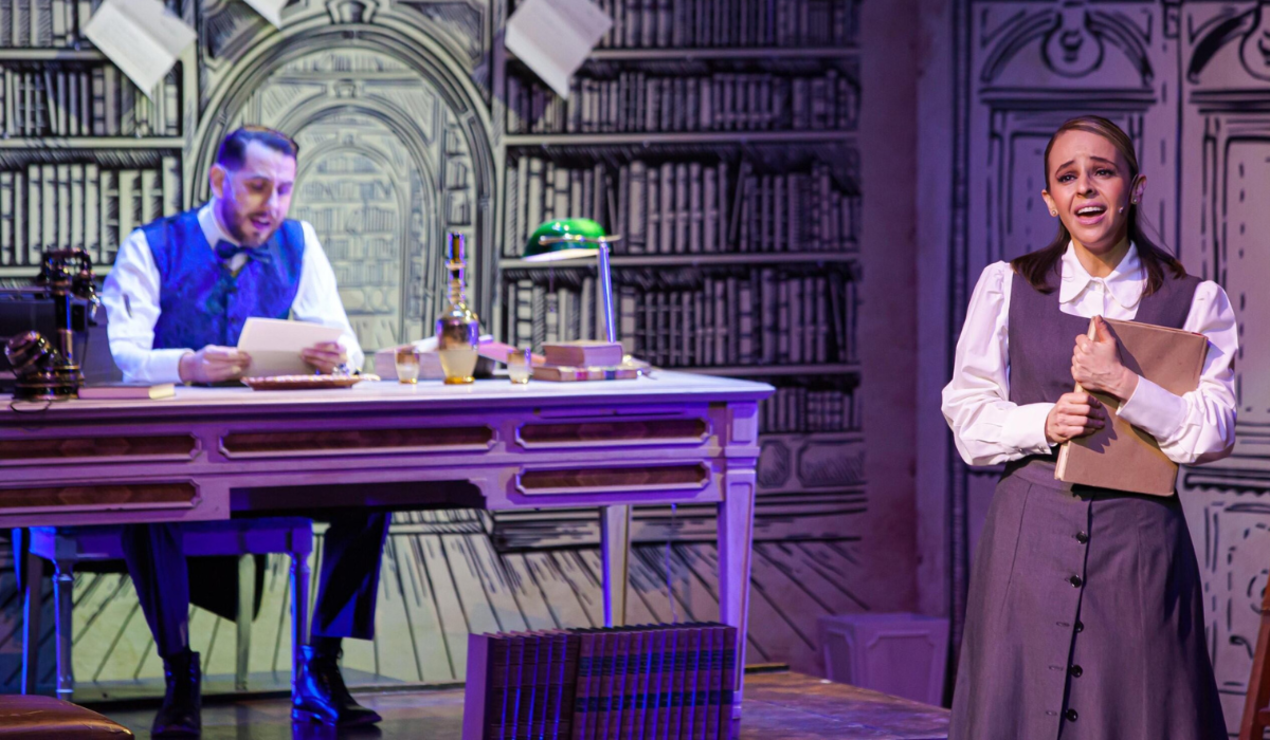 Paola Gómez y Oscar Acosta en el musical Papi piernas largas, 2025