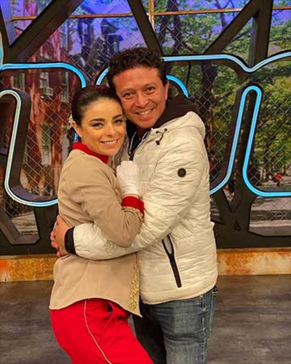 Violeta Isfel se ve realmente feliz con él a su lado