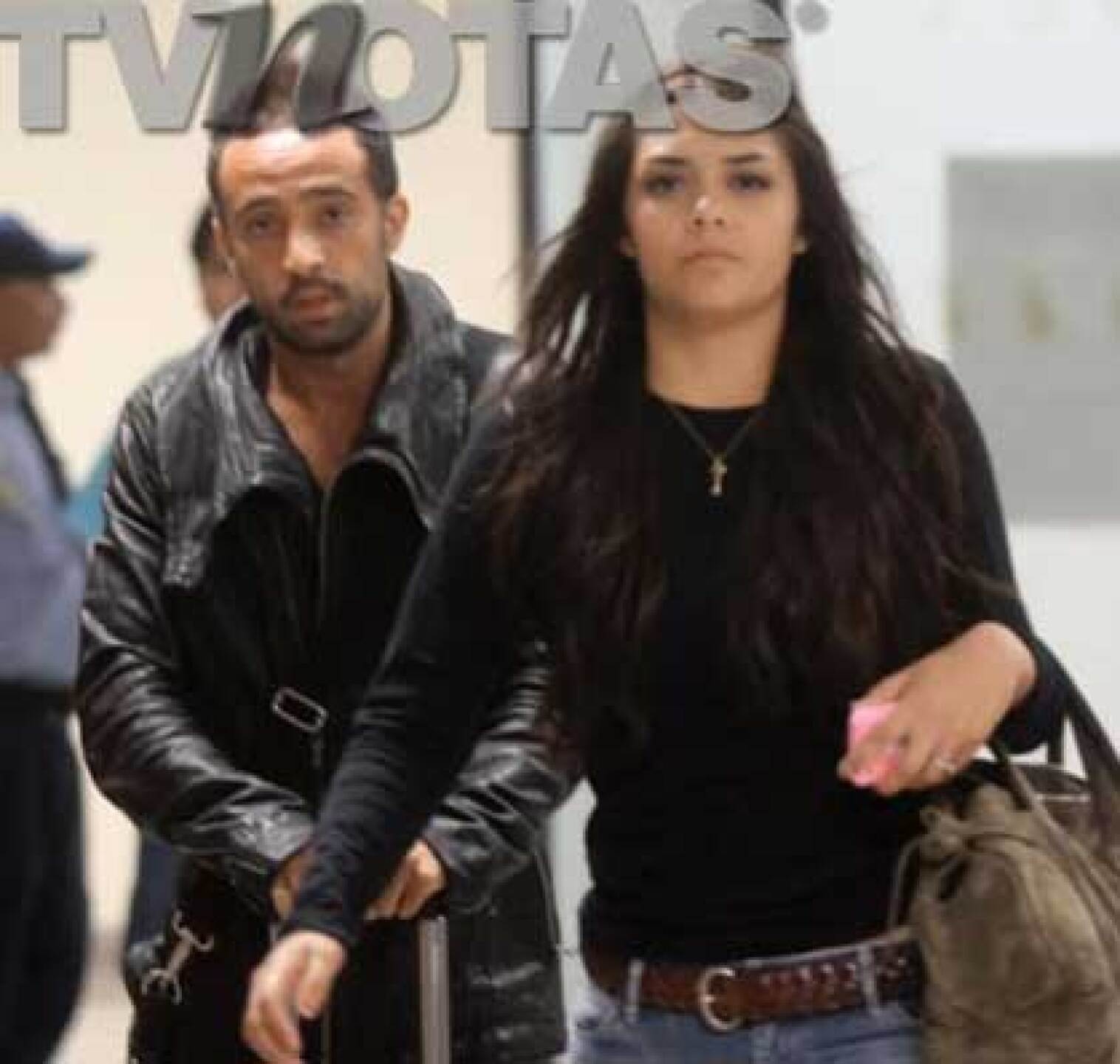 Yuridia se derrite al escuchar "Aléjate de mí", canción que le dedicó su ex Mario Domm