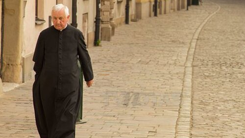 Sacerdote pateó a una joven