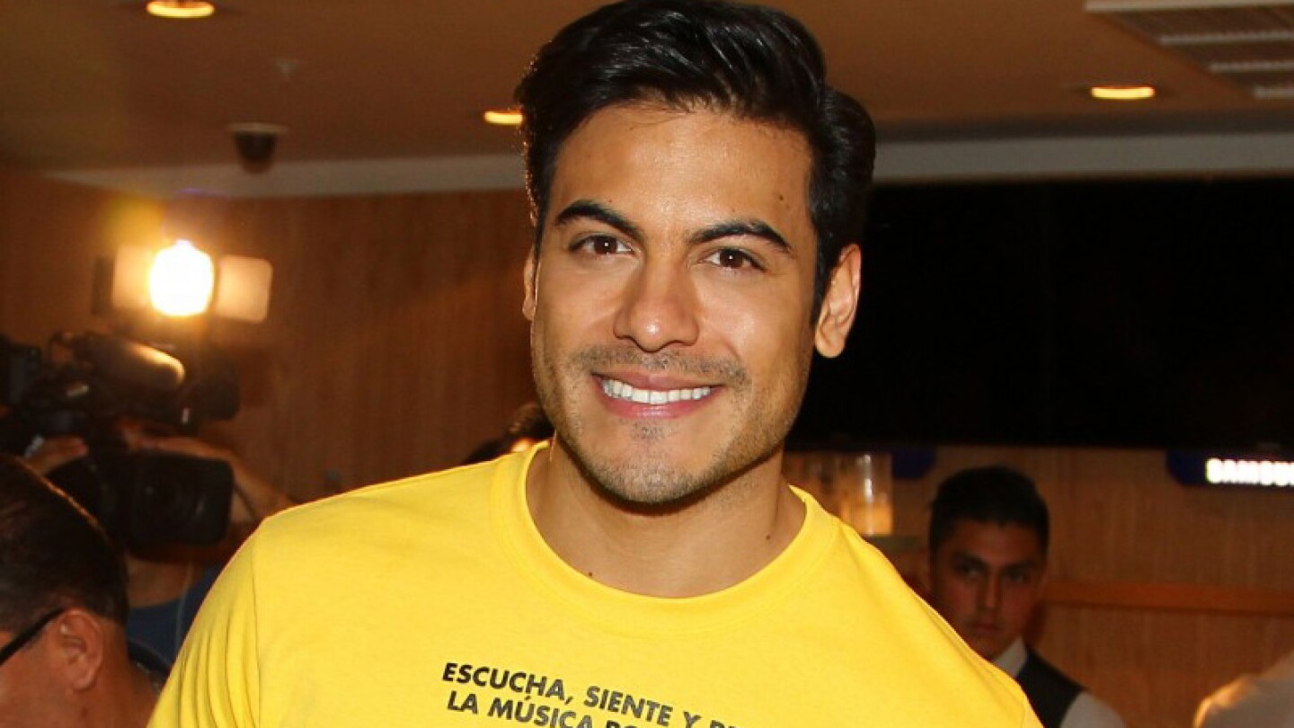 Carlos Rivera rompe récord de asistencia en firma de autógrafos
