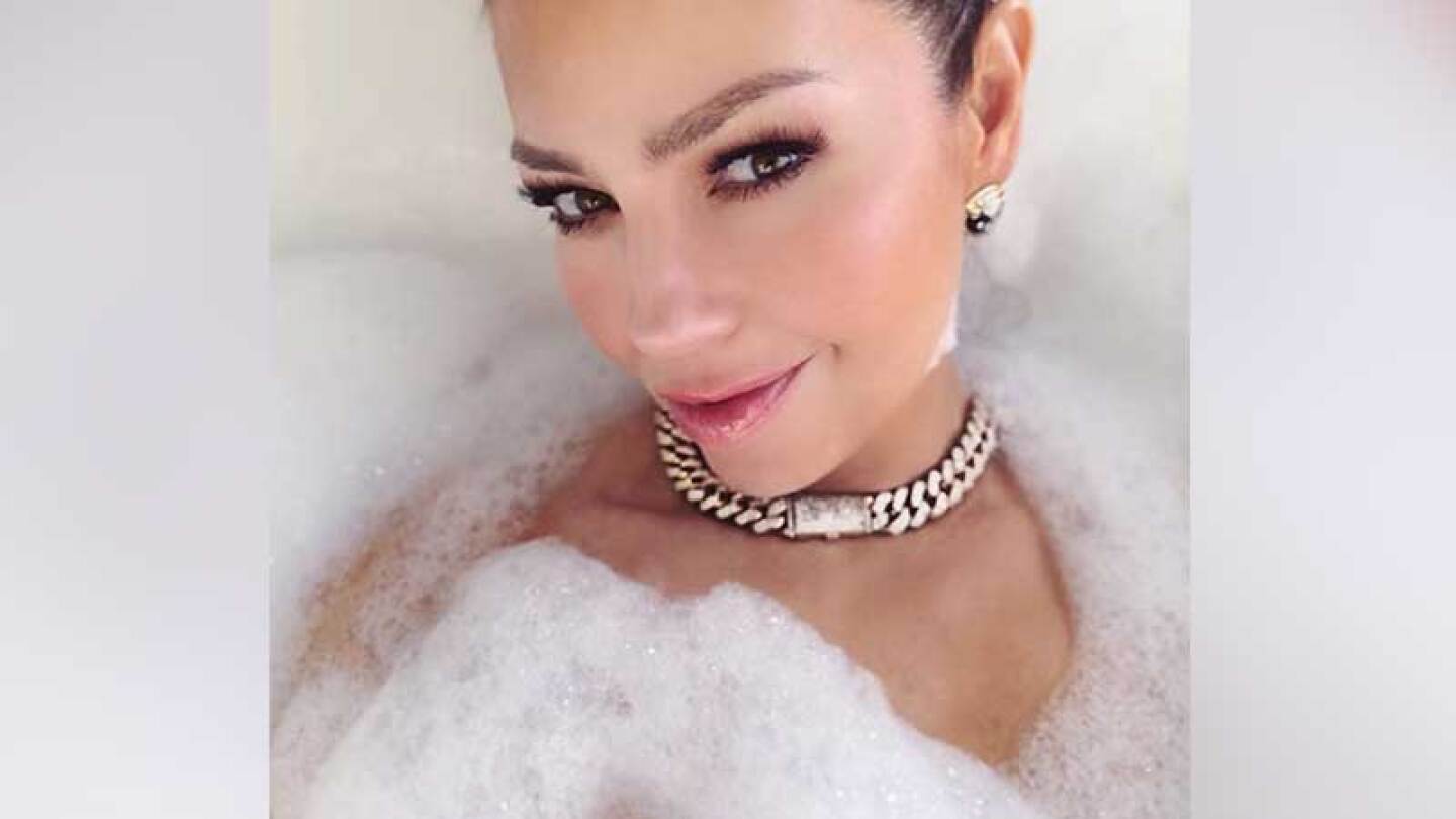 Thalía deseo a sus seguidores una semana llena de ritmo.